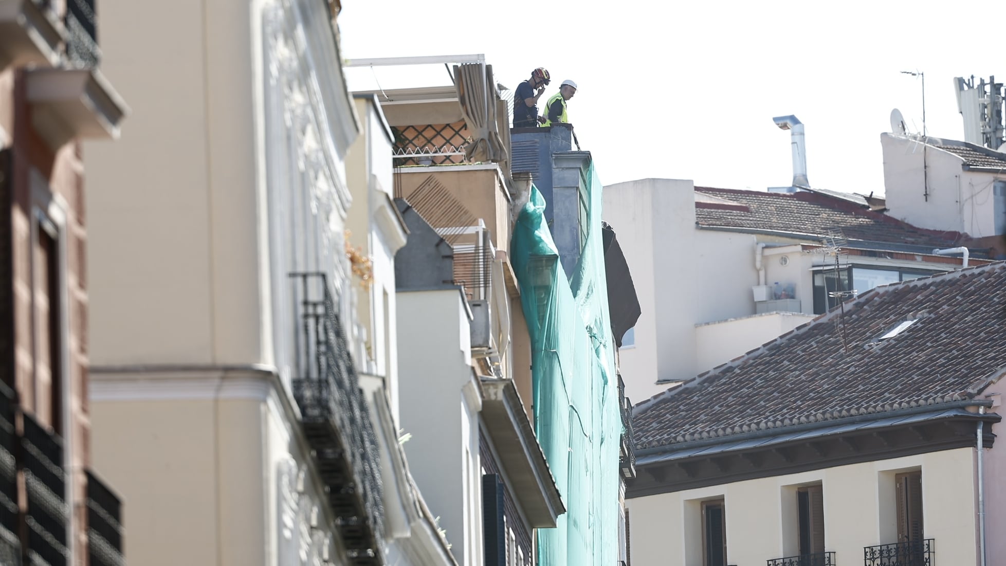 La fachada del edificio donde se ha producido el derrumbe, cubierta por una malla verde, en el centro de Madrid.