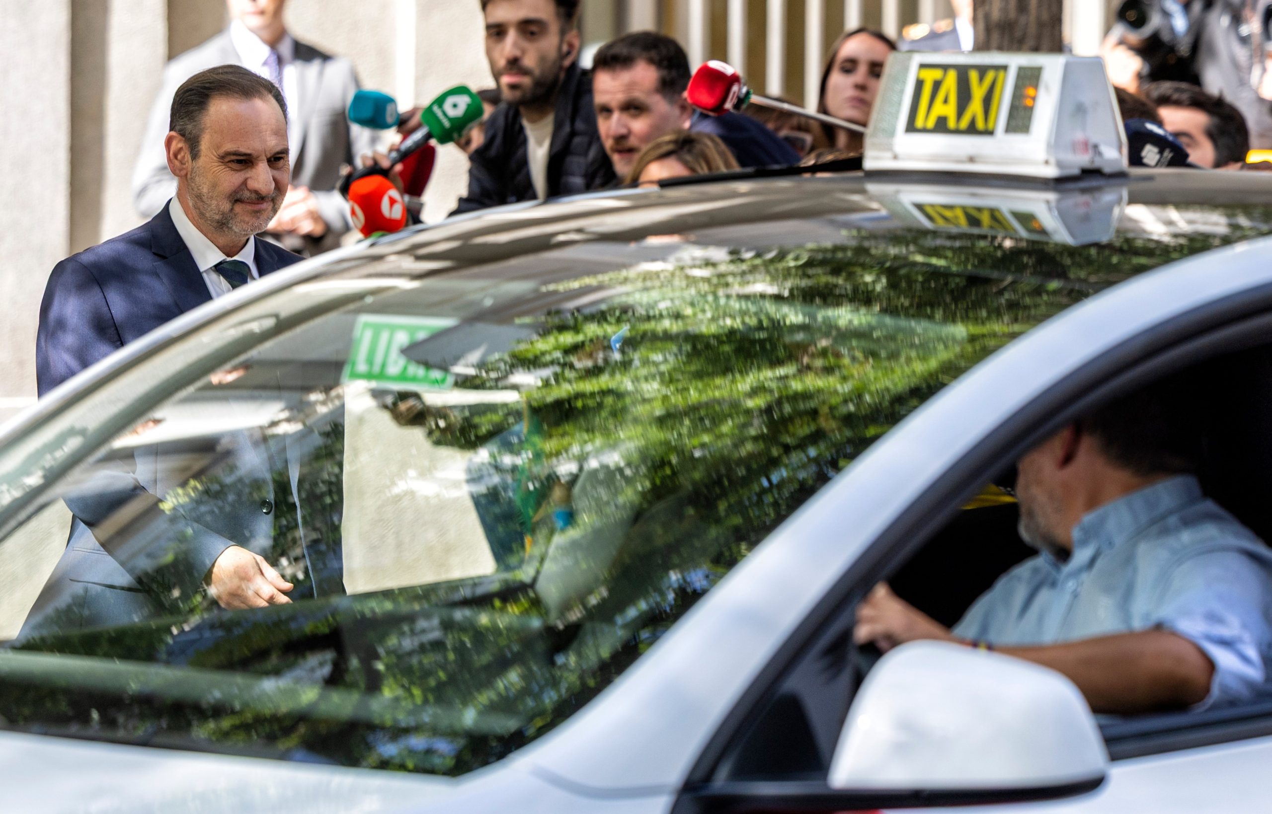 José Luis Ábalos se prepara para subir a un taxi, este miércoles tras salir del Supremo.