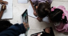 Ordenadores escolares arrumbados en un almacén: América Latina gasta poco y sobre todo mal en educación