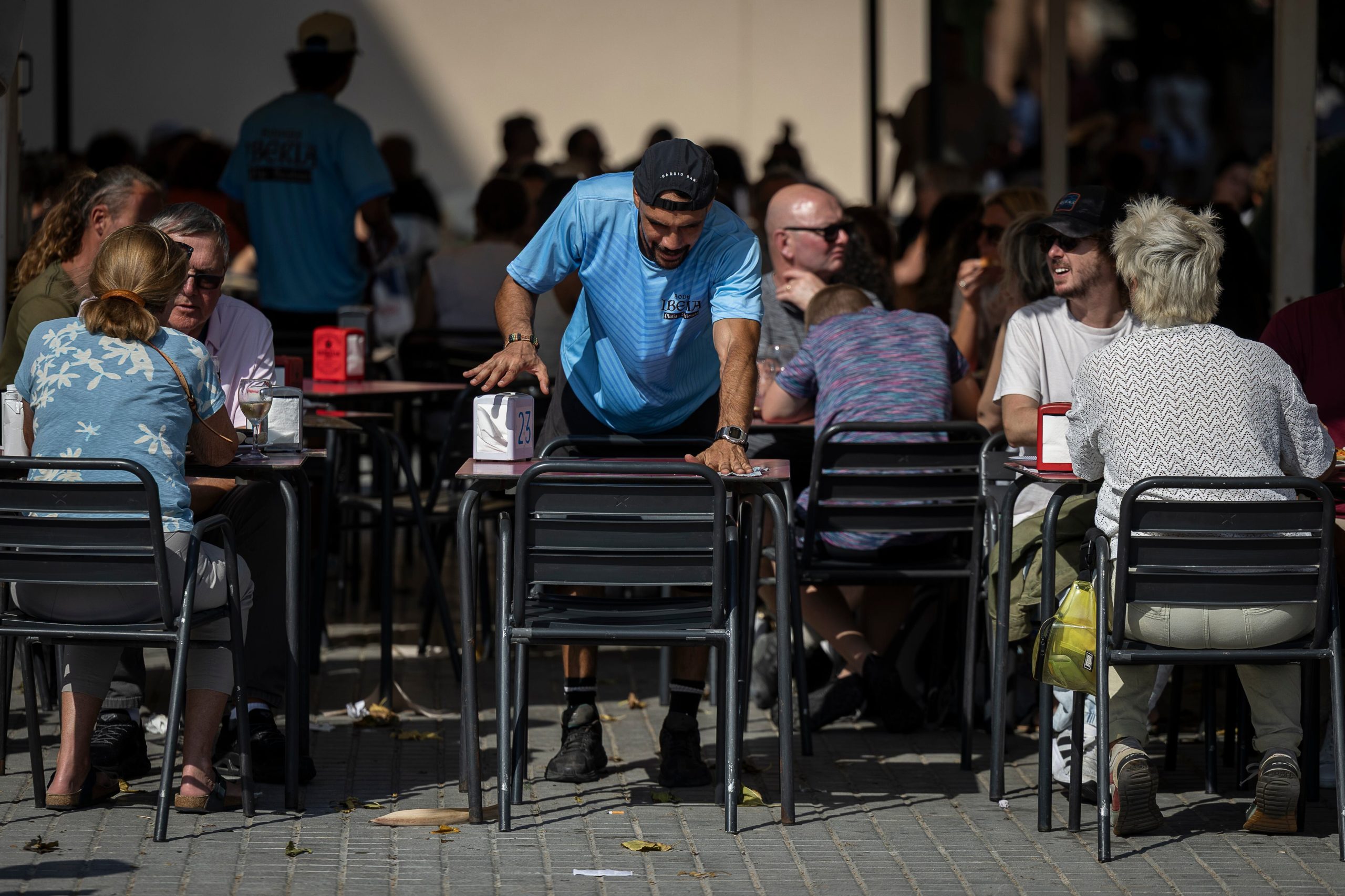 Un trabajador de la restauración, este sábado en la Barceloneta.