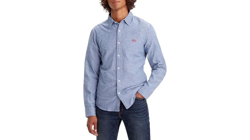 Camisa azul, de Levi's.