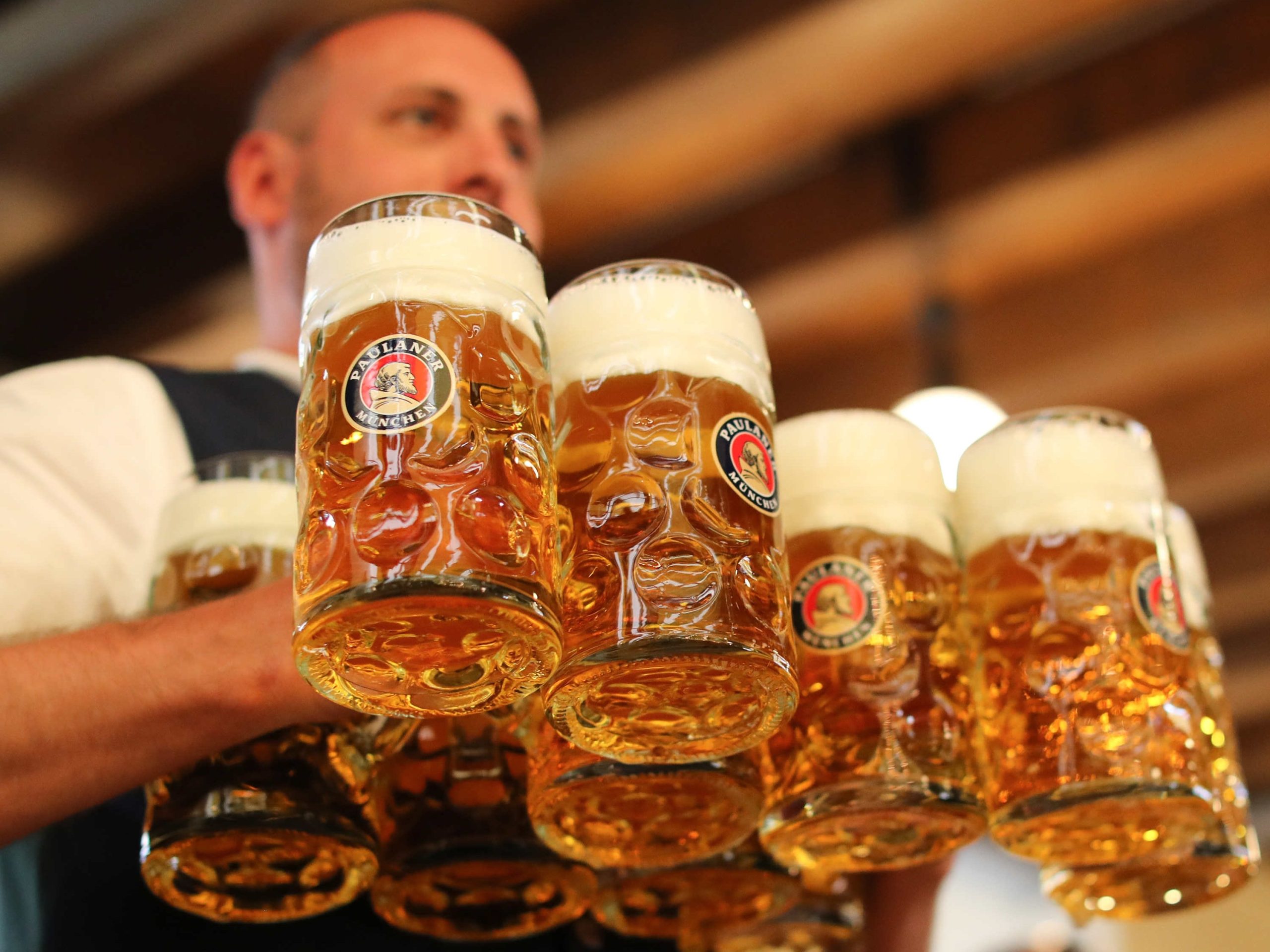 Un camarero porta jarras de un litro de cerveza en el Oktoberfest.