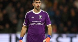Noche difícil para Dibu Martínez y Buendía con Aston Villa: derrota en Países Bajos, chau invicto en la Europa League y penal a las nubes