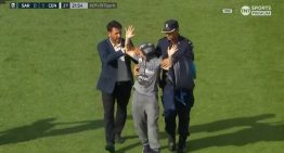 Tras el gol de penal de Di María, un hincha de Sarmiento entró a la cancha e increpó al árbitro Merlos