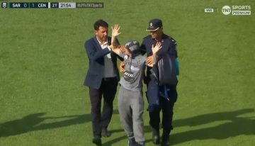 Tras el gol de penal de Di María, un hincha de Sarmiento entró a la cancha e increpó al árbitro Merlos
