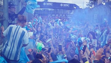 Franco Colapinto, otra vez rockstar en la Fórmula 1: la pasó mal en la pista pero volvió a sonreír con la multitud que lo fue a alentar al GP de Brasil