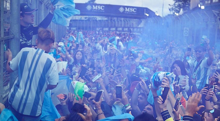 Franco Colapinto, otra vez rockstar en la Fórmula 1: la pasó mal en la pista pero volvió a sonreír con la multitud que lo fue a alentar al GP de Brasil