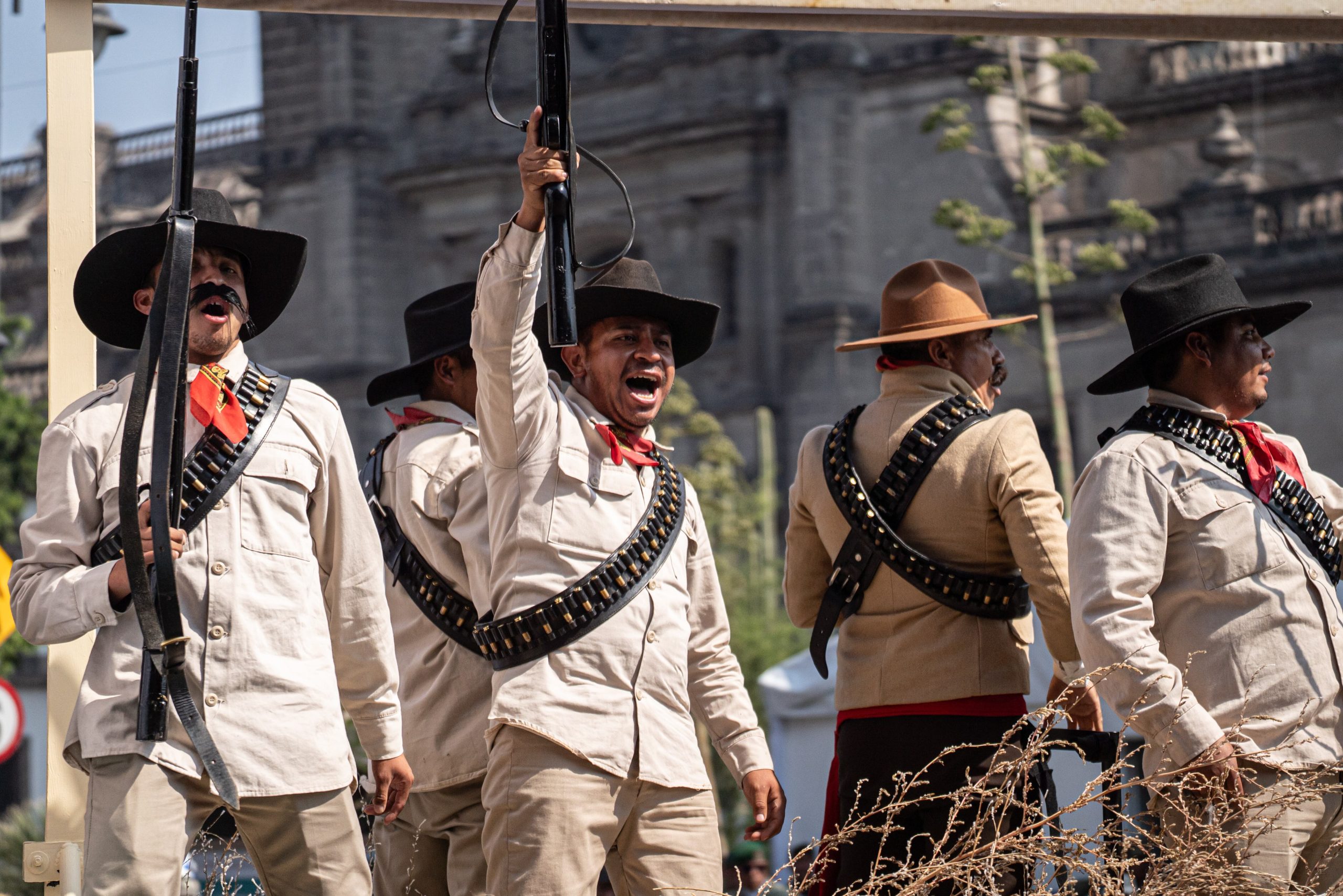 Carros alegóricos avanzan sobre la plancha del Zócalo Capitalino, este jueves.