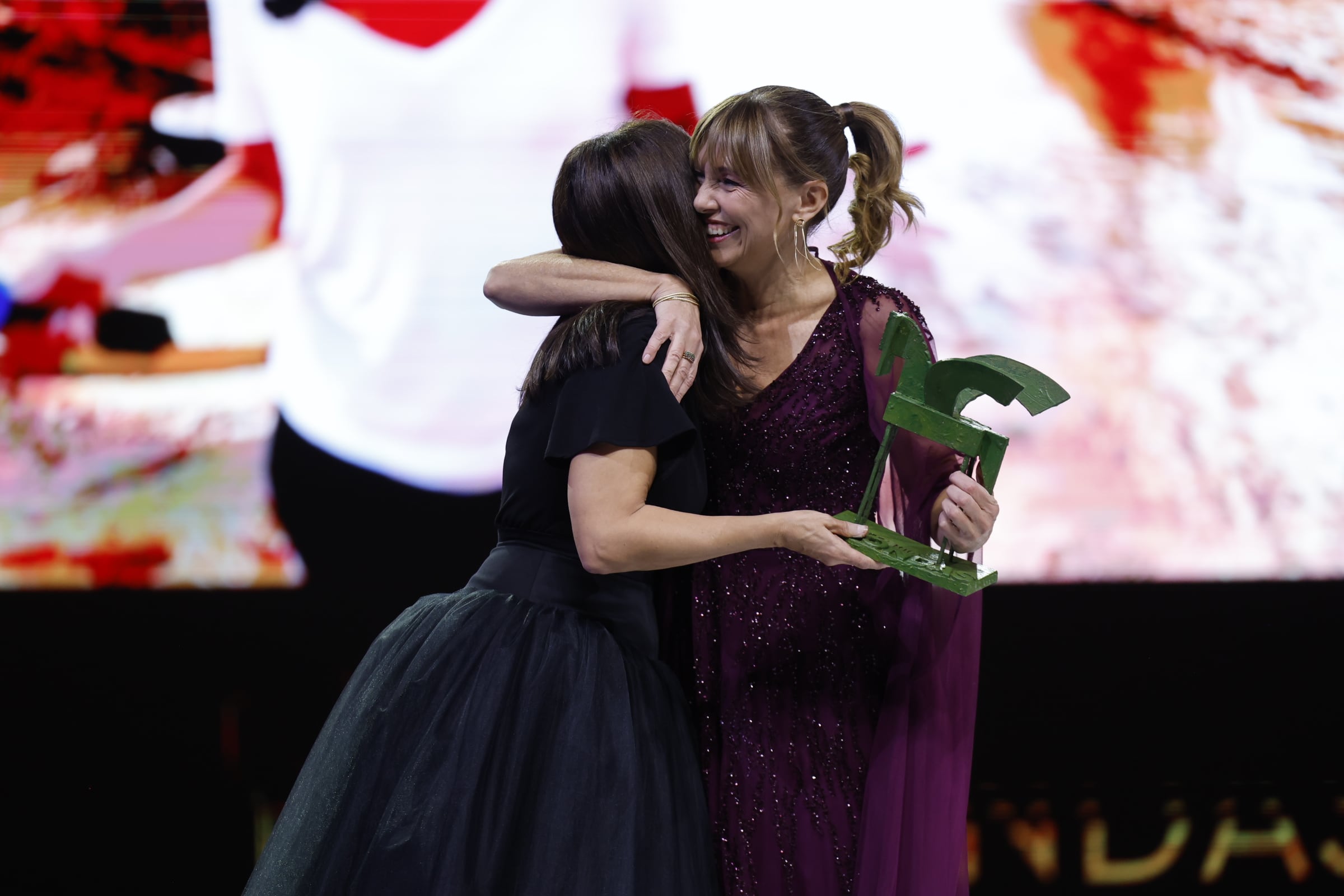 Mara Torres, conductora de la gala, entrega el Ondas a la mejor comunicadora a la periodista de RTVE Alejandra Herranz.