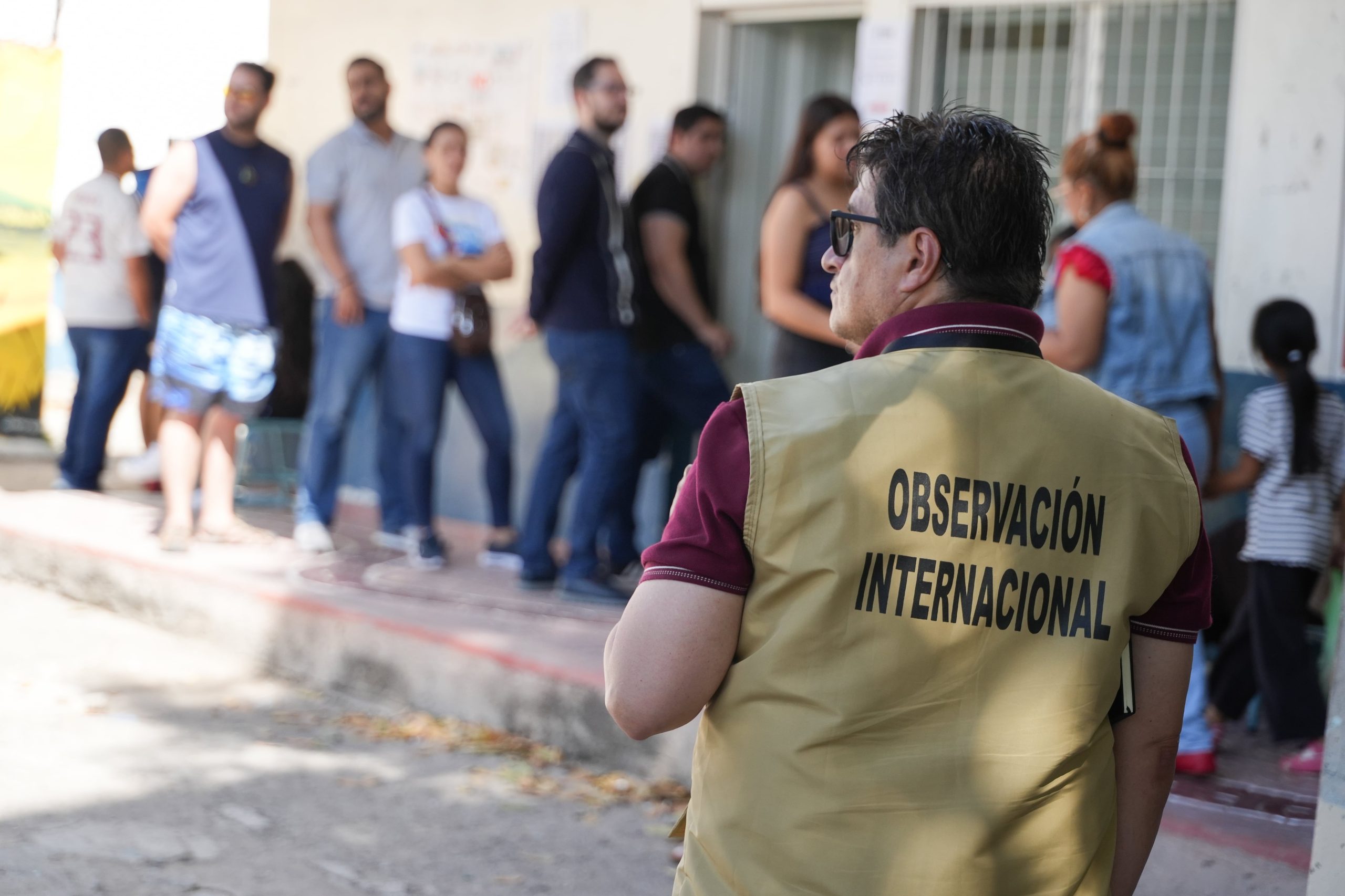 Un observador internacional en uno de los centros de votación instalados en Tegucigalpa.