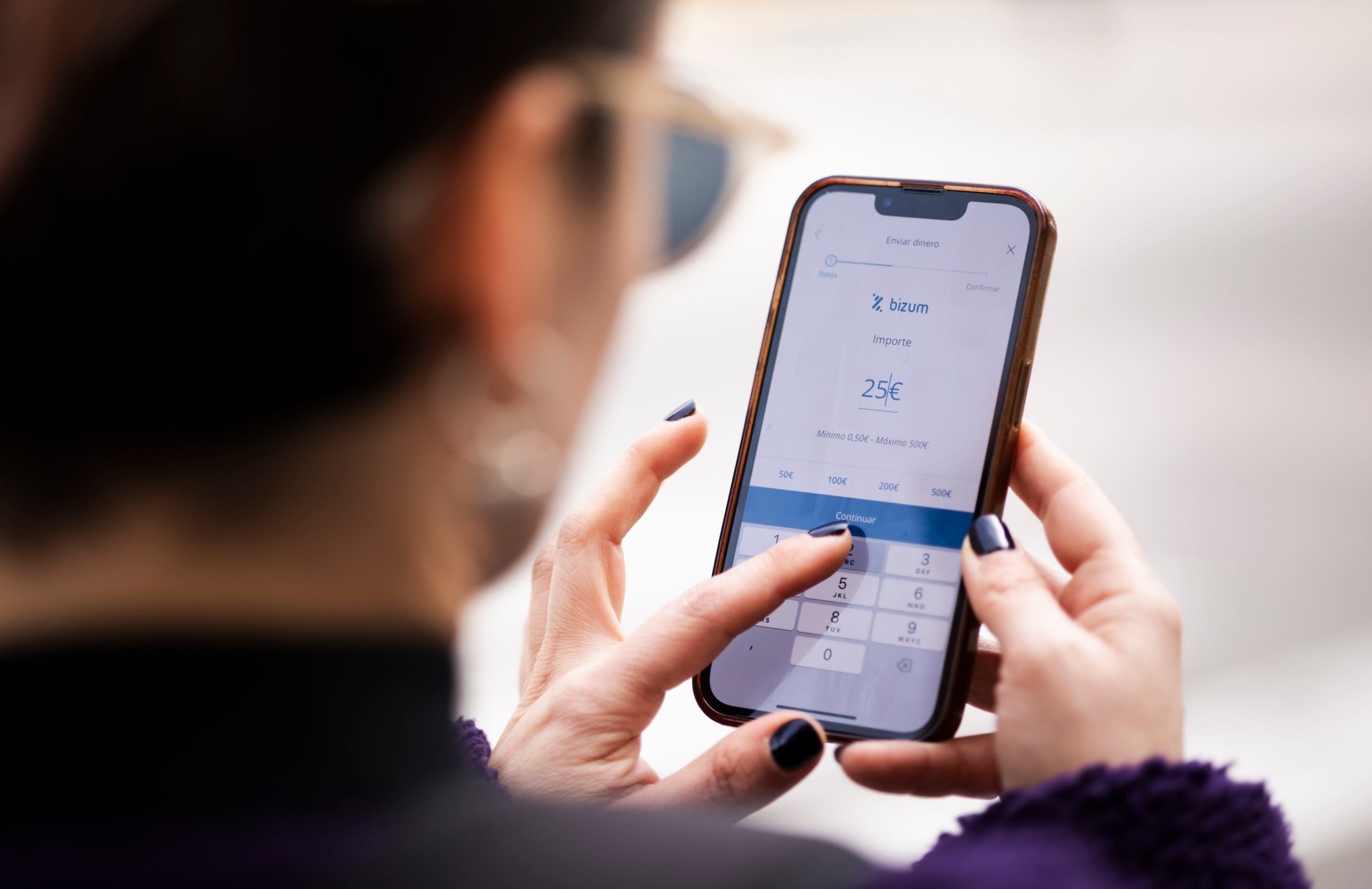 Una mujer hace un bizum, en una imagen de archivo. 