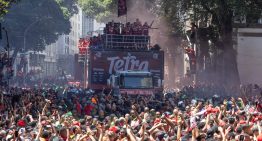 Locura en Río de Janeiro tras el título de Flamengo: del baño de masas para celebrar la Libertadores a los gases de la policía contra los hinchas