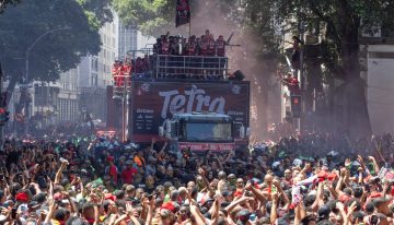 Locura en Río de Janeiro tras el título de Flamengo: del baño de masas para celebrar la Libertadores a los gases de la policía contra los hinchas