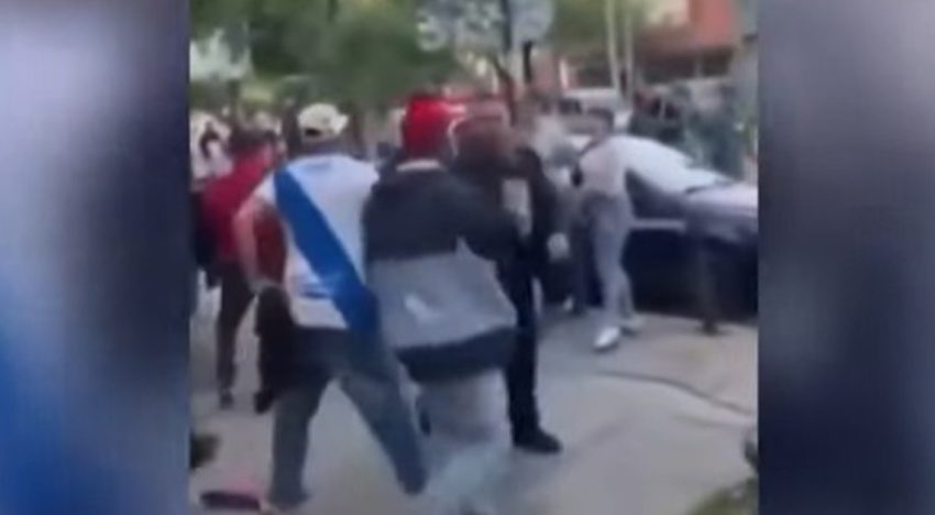 Batalla campal entre hinchas de Midland y Deportivo Merlo a la salida de un bar: se escucharon disparos y destrozaron autos a media cuadra de una comisaría