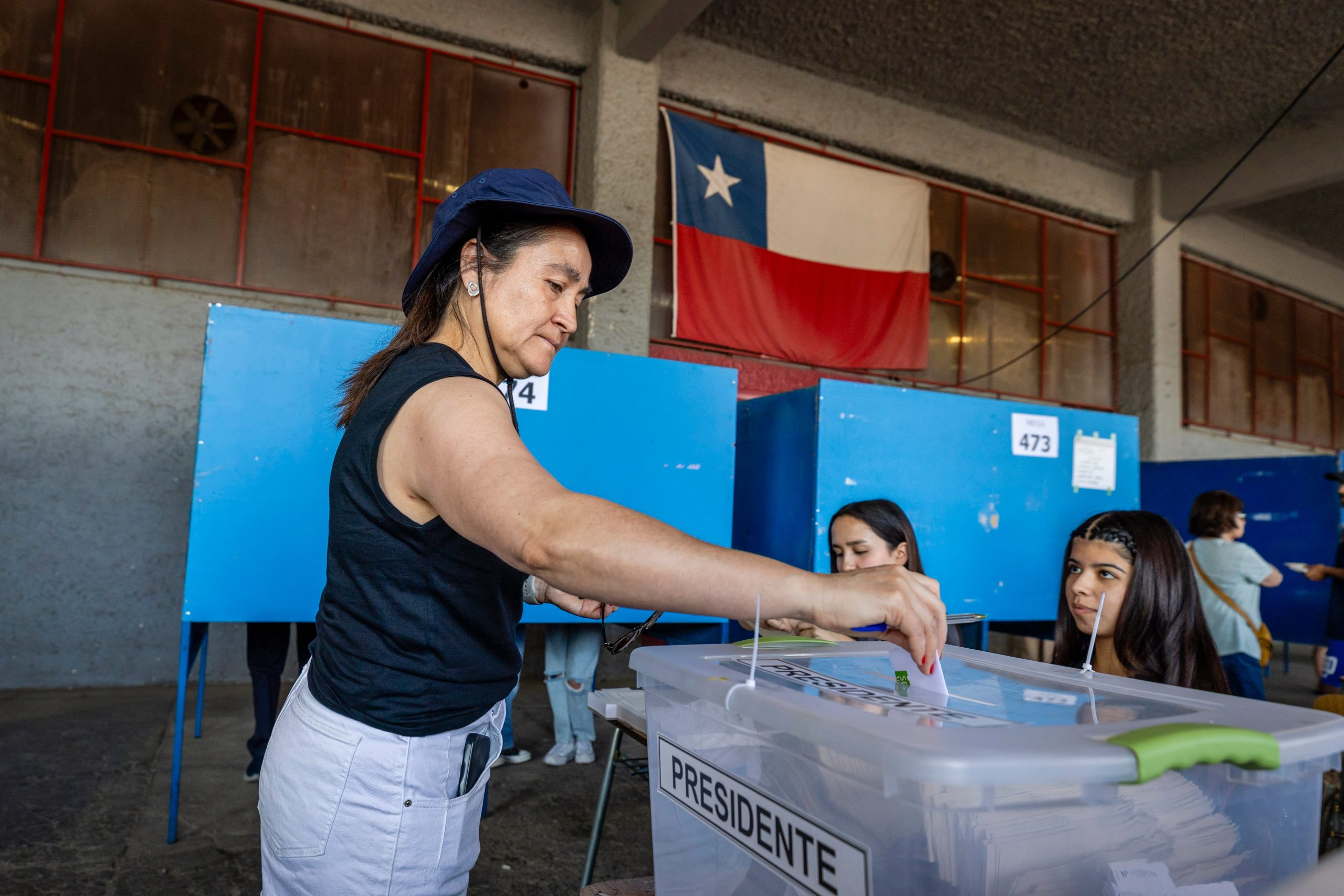 Una mujer emite su voto en el Estadio Nacional Julio Martínez Prádanos, en Santiago.
