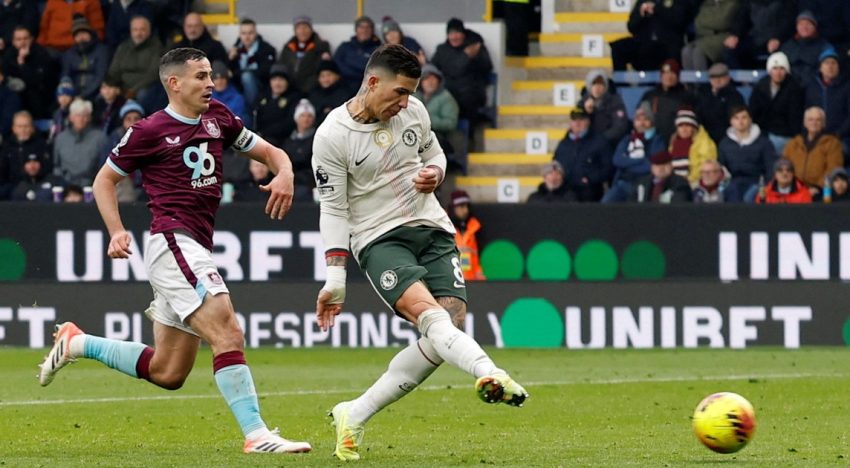 Enzo Fernández selló el triunfo de Chelsea, que da pelea en la Premier y le metió presión al Arsenal