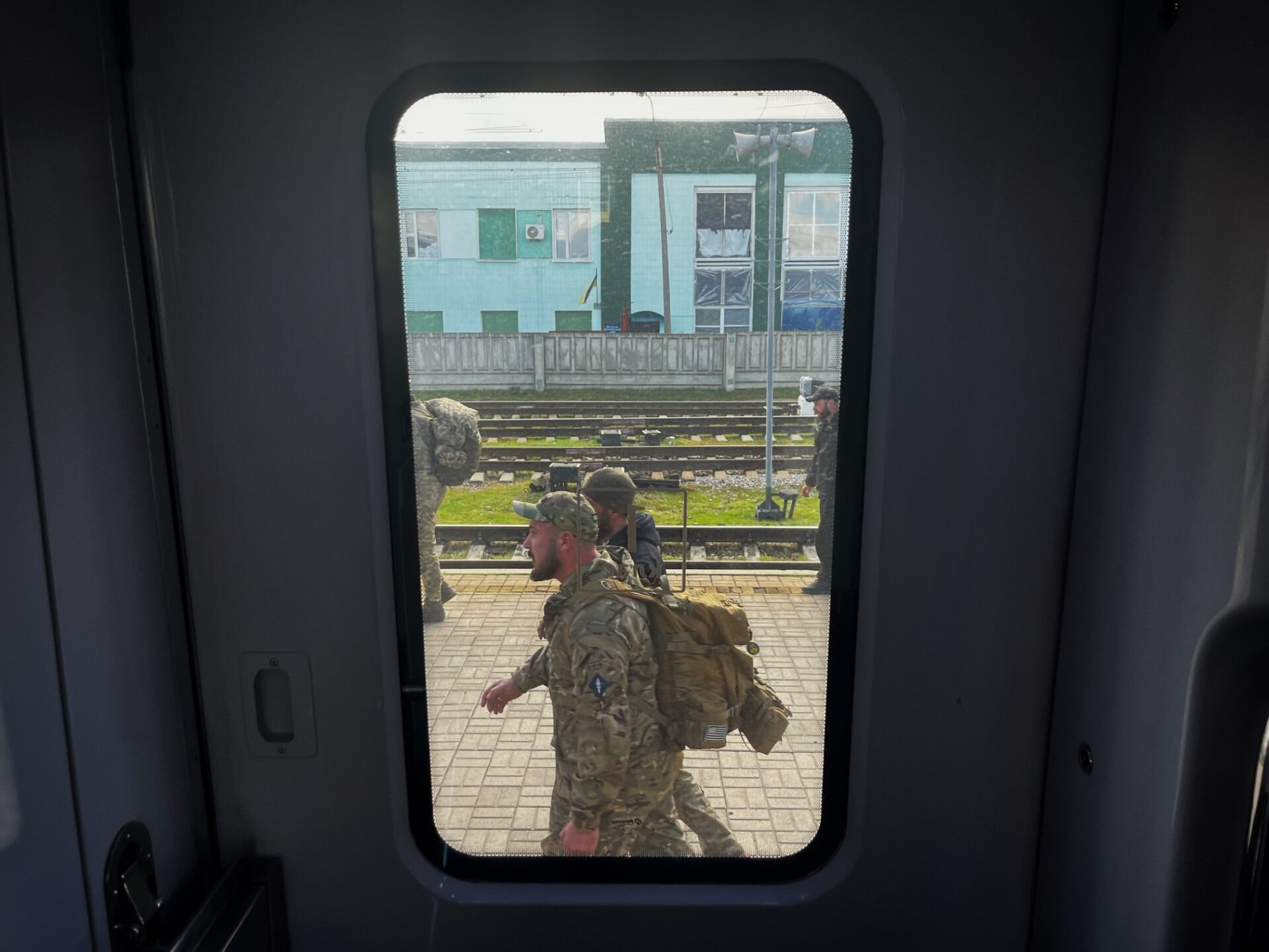 Varios militares ucranios, tras descender del tren en la estación de Sloviansk (región de Donetsk) el 22 de octubre.