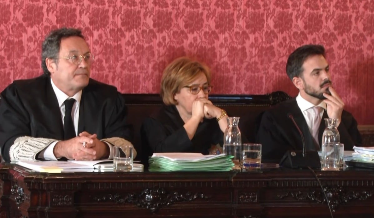 Álvaro García Ortiz, sentado junto a sus abogados en el Supremo, este lunes.