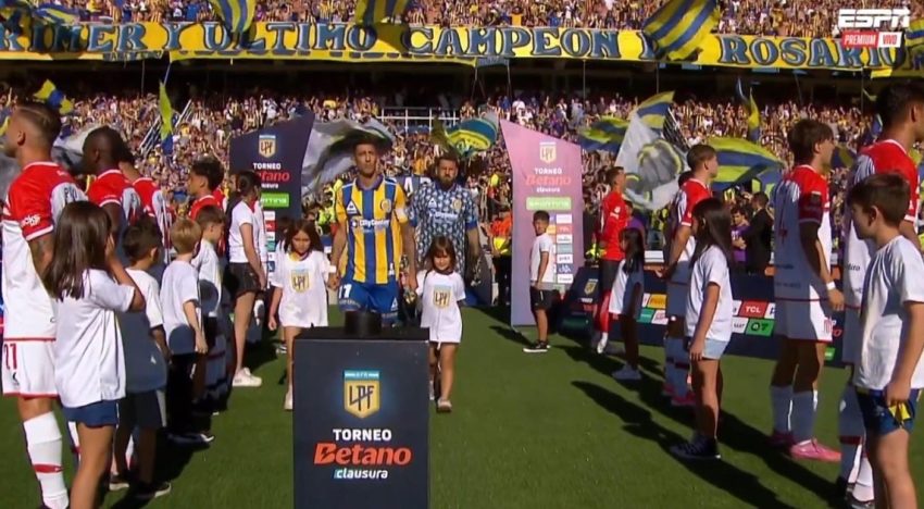 Los jugadores de Estudiantes hicieron el pasillo pero le dieron la espalda a los designados campeones de Central