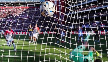 Cetré en modo Ronaldinho: dejó en ridículo a Barinaga con «la elástica» y le picó la pelota a Marchesín en el penal