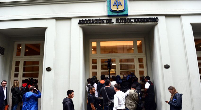 En medio de los allanamientos a la AFA y 18 clubes, el sorteo del fixture de la Liga Profesional 2026 se postergó por 24 horas