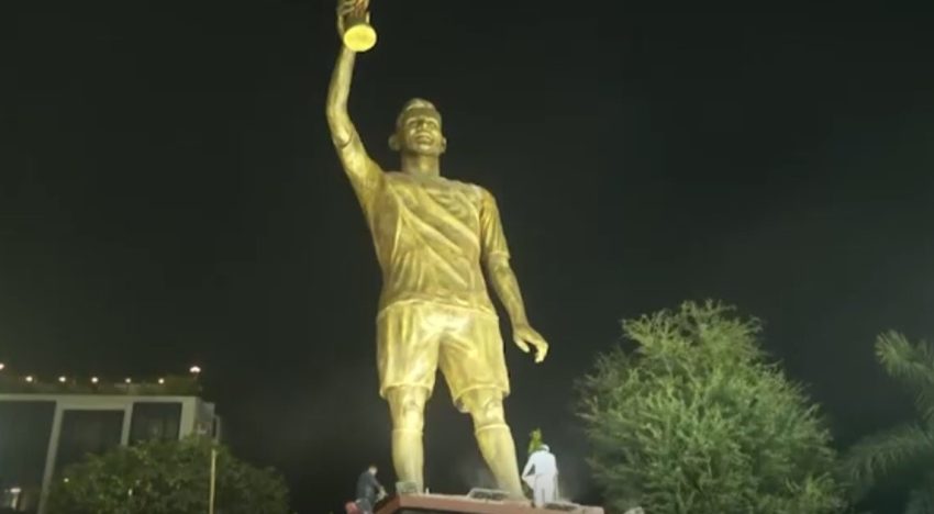 India recibe a Messi con una espectacular estatua rumbo al Guinness y una devoción que desborda en las calles