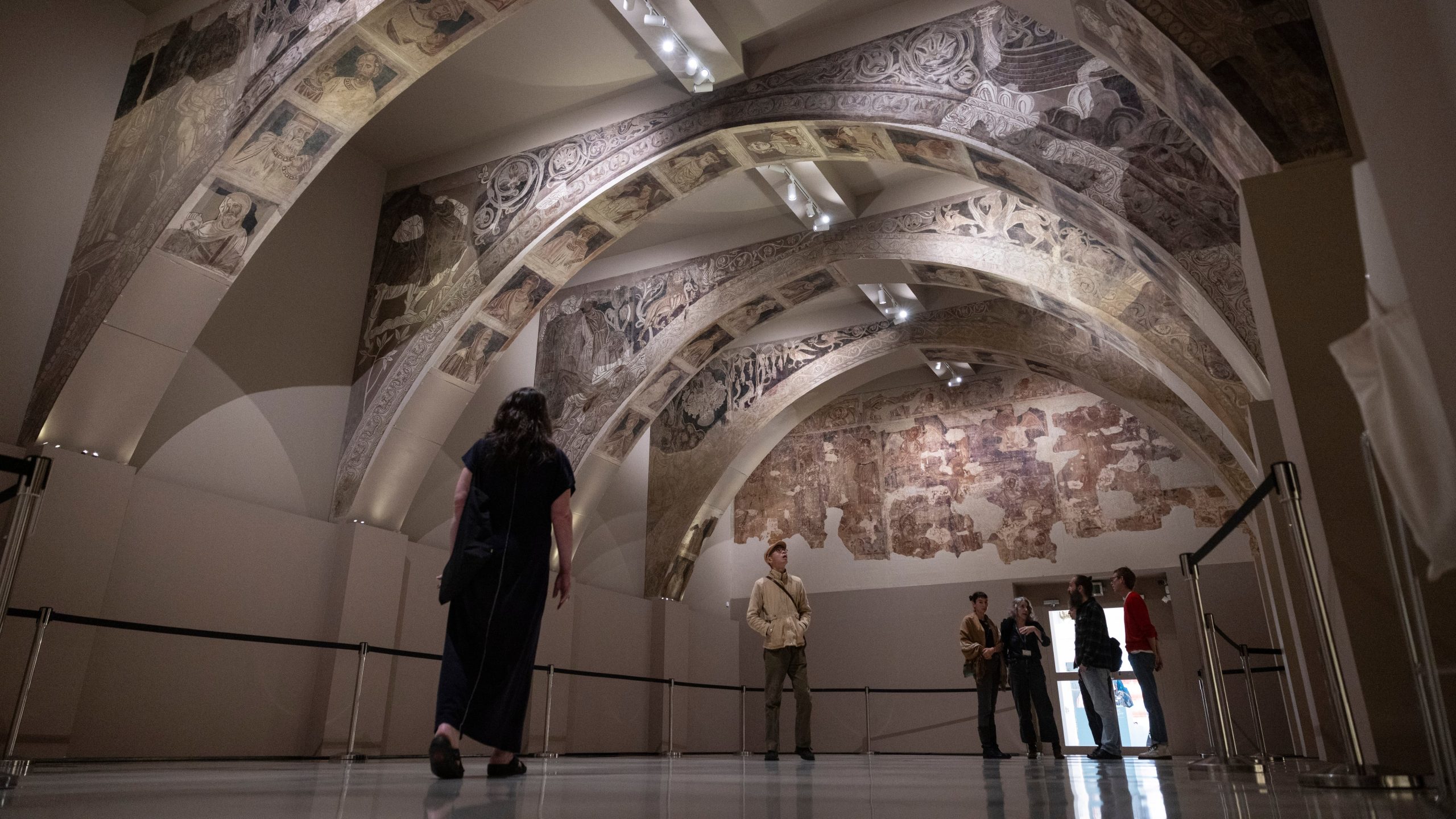 La sala del MNAC con los frescos de Sijena.