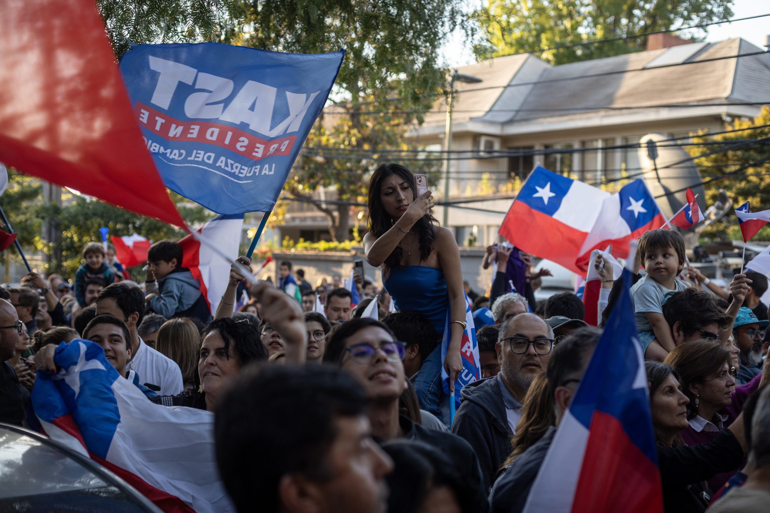 Simpatizantes de José Antonio Kast celebran en las calles cercanas a su comando.