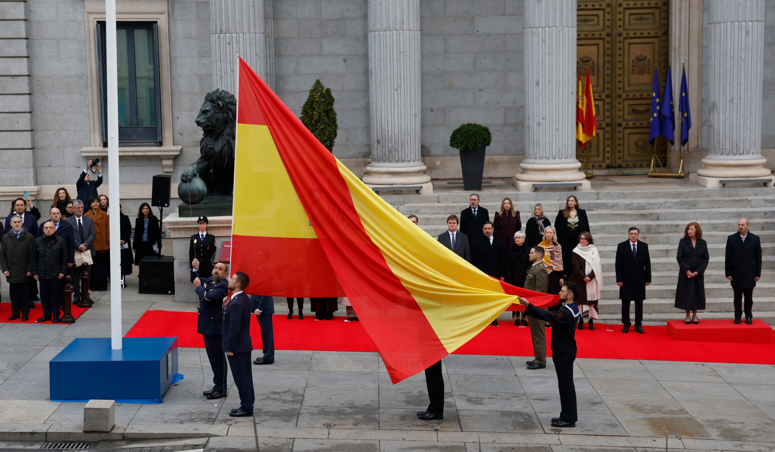 Acto institucional de izado de bandera con motivo del Día de la Constitución, este sábado a las puertas del Congreso de los Diputados. 