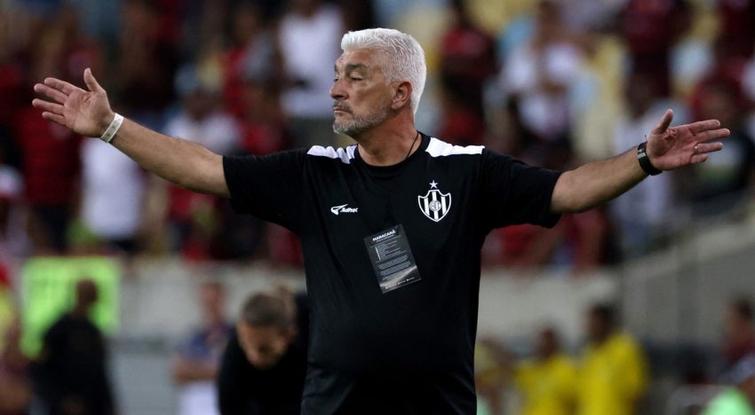 Omar De Felippe deja de ser el director técnico de Central Córdoba