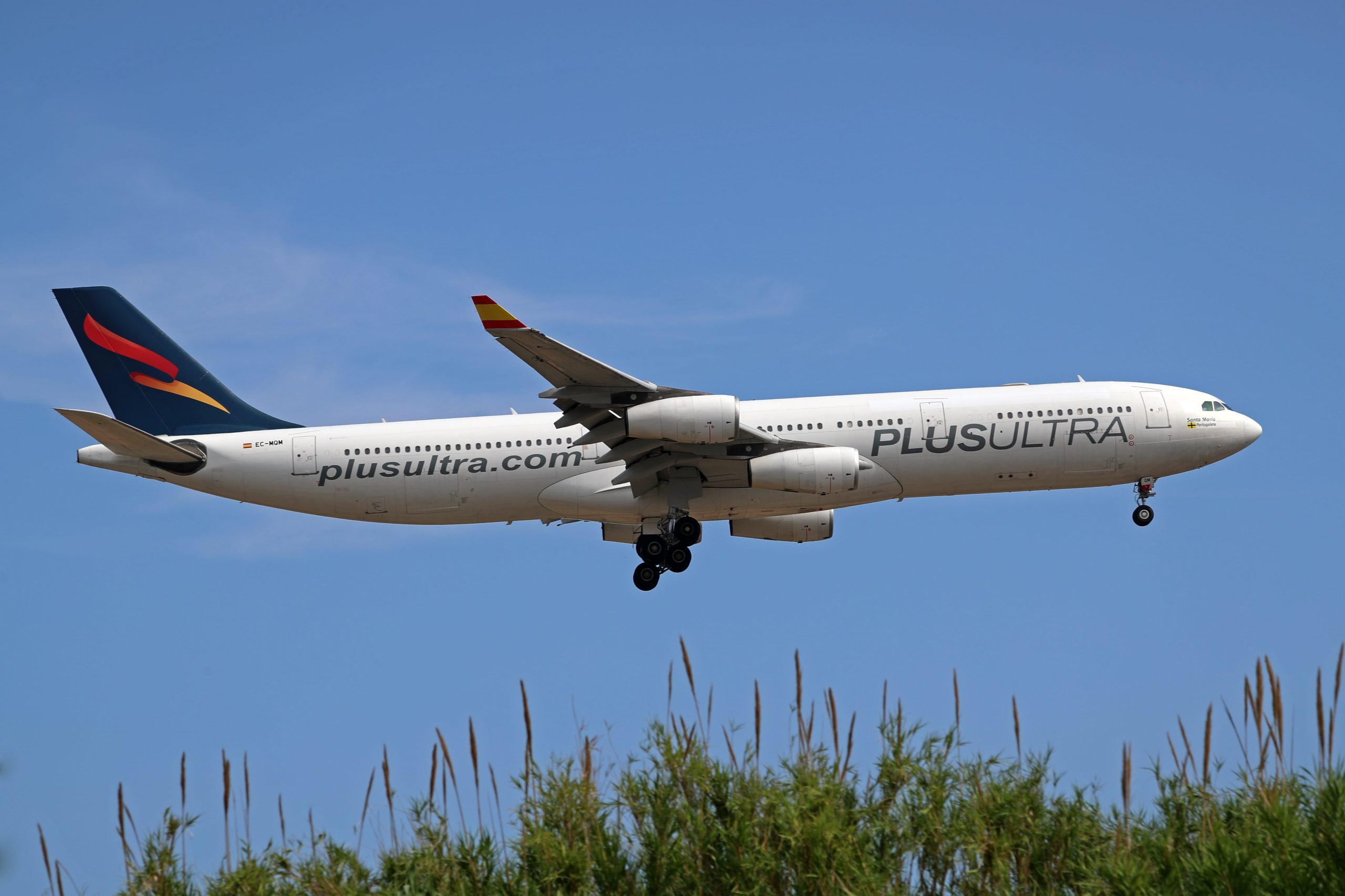 Un avión de la compañía aérea Plus Ultra, en el aeropuerto de Barcelona en 2023.