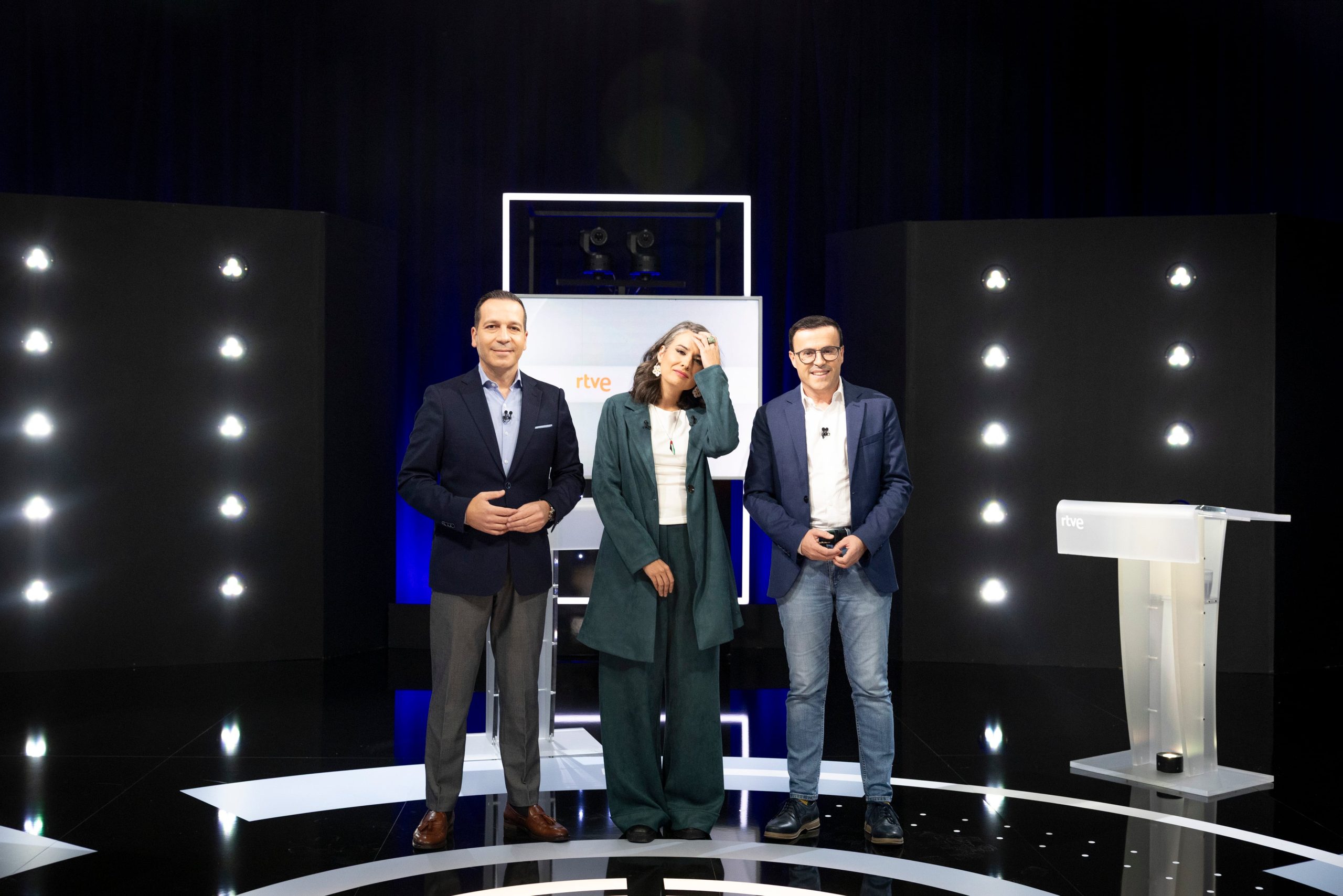 Óscar Fernández (Vox), Irene de Miguel (Unidas por Extremadura) y Miguel Ángel Gallardo (PSOE), este jueves antes del inicio del debate en RTVE.