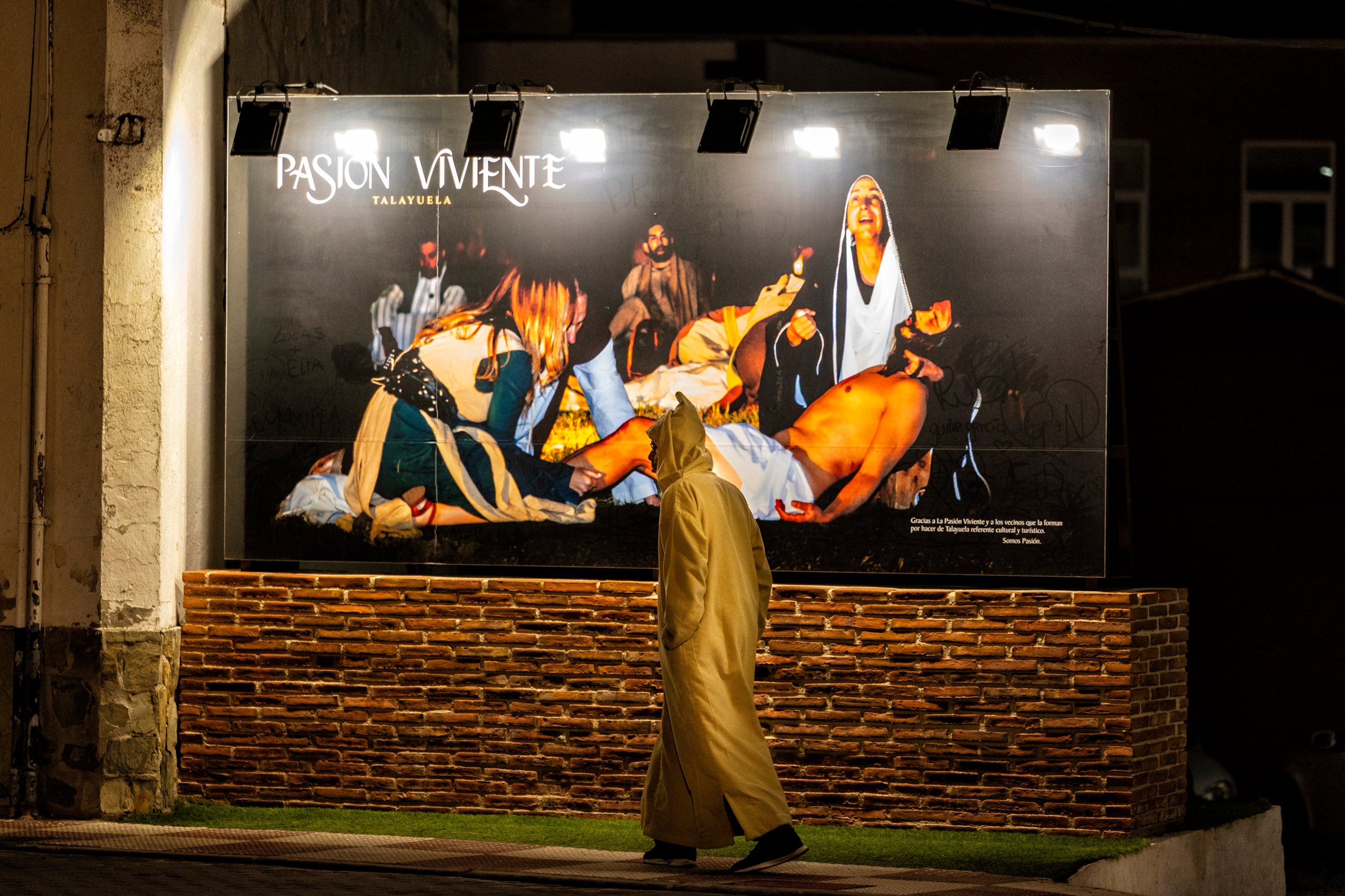 Un hombre camina por Talayuela, Cáceres, este jueves.