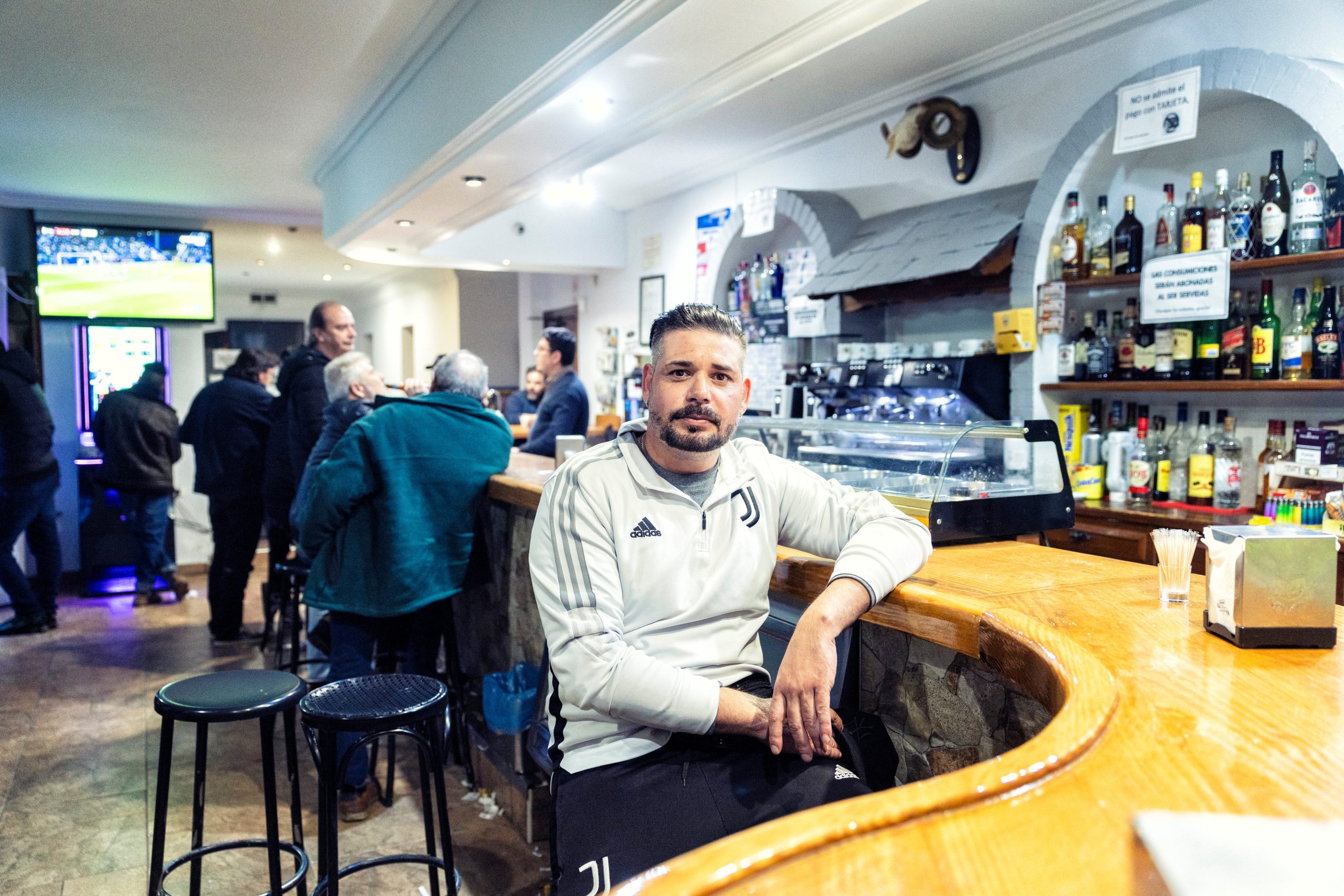 Jonatan García, en el bar Mirasierra de Talayuela, Cáceres, este jueves.