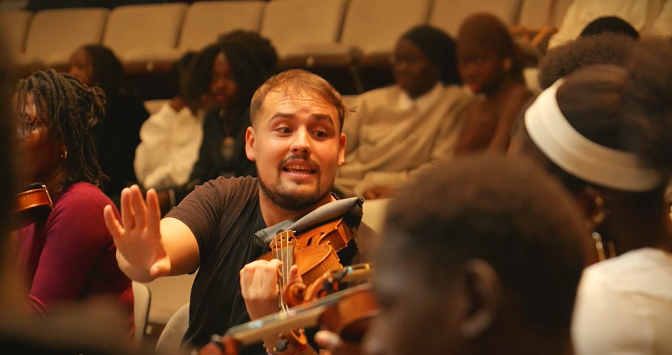 Los menores de origen migrante participaron en la actividad junto a músicos profesionales.