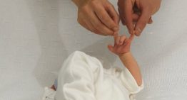 Julián Alvarez presentó a Amadeo, su primer hijo, con una foto en modo Hombre Araña que se hizo viral y recibió miles de comentarios