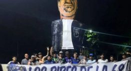 Hinchas de Gimnasia y Esgrima La Plata quemaron un muñeco de Chiqui Tapia
