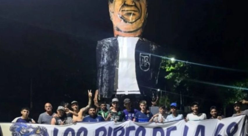 Hinchas de Gimnasia y Esgrima La Plata quemaron un muñeco de Chiqui Tapia