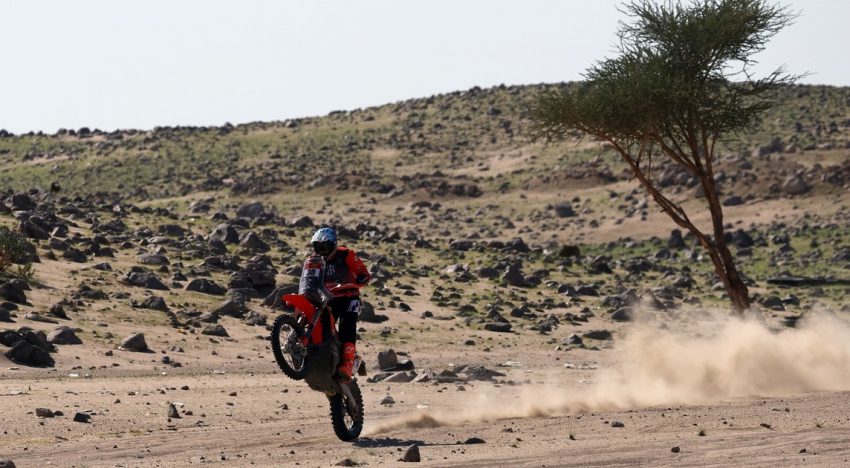 El Dakar 2026 recibió el Año Nuevo en el desierto, sin feriado y a la espera de la largada