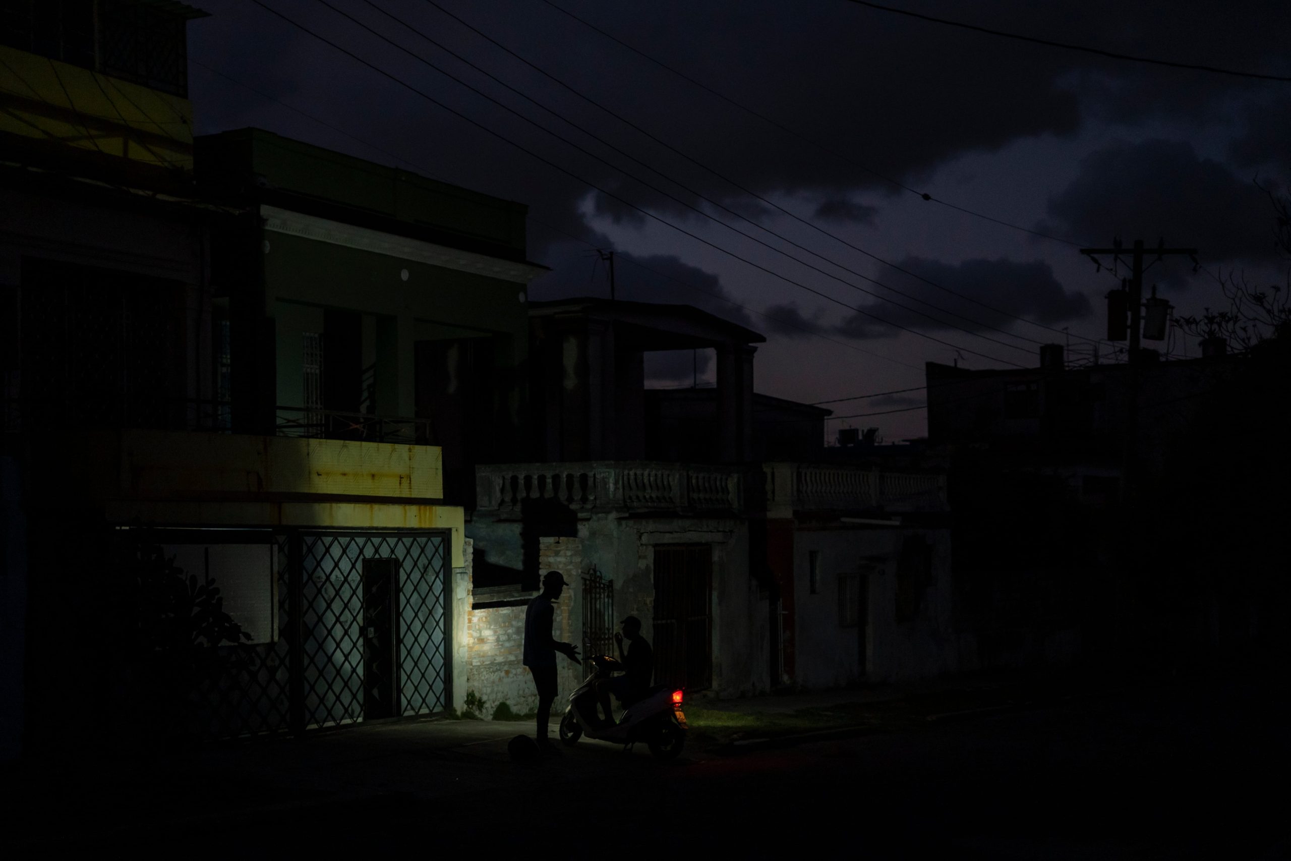 Apagón en las calles del municipio 10 de Octubre de La Habana, este sábado