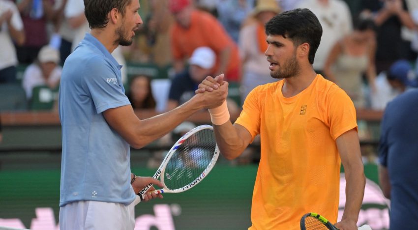 Daniil Medvedev dio el golpe del año en Indian Wells, le cortó el invicto a Carlos Alcaraz y jugará la final del Masters 1000 contra Sinner