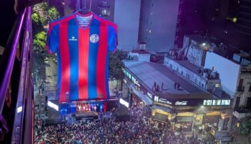 San Lorenzo presentó sus nuevas camisetas a lo grande: desplegó una versión gigante del flamante diseño en pleno San Juan y Boedo