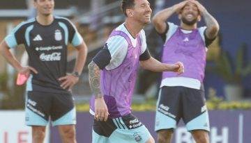 El entrenamiento de la Selección en Ezeiza: las pecheras que repartió Scaloni y dos campeones del mundo en duda para enfrentar a Mauritania