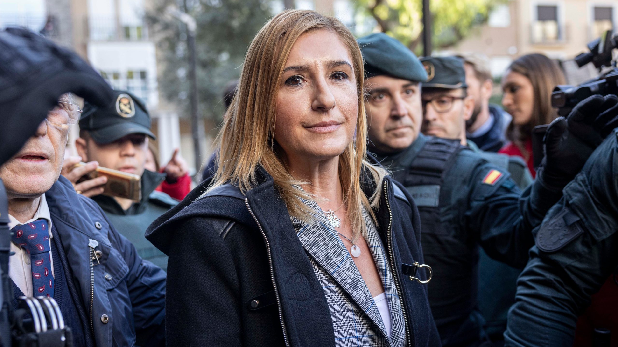 La exconsellera de Justicia e Interior Salomé Pradas, a su salida del juzgado de Catarroja.