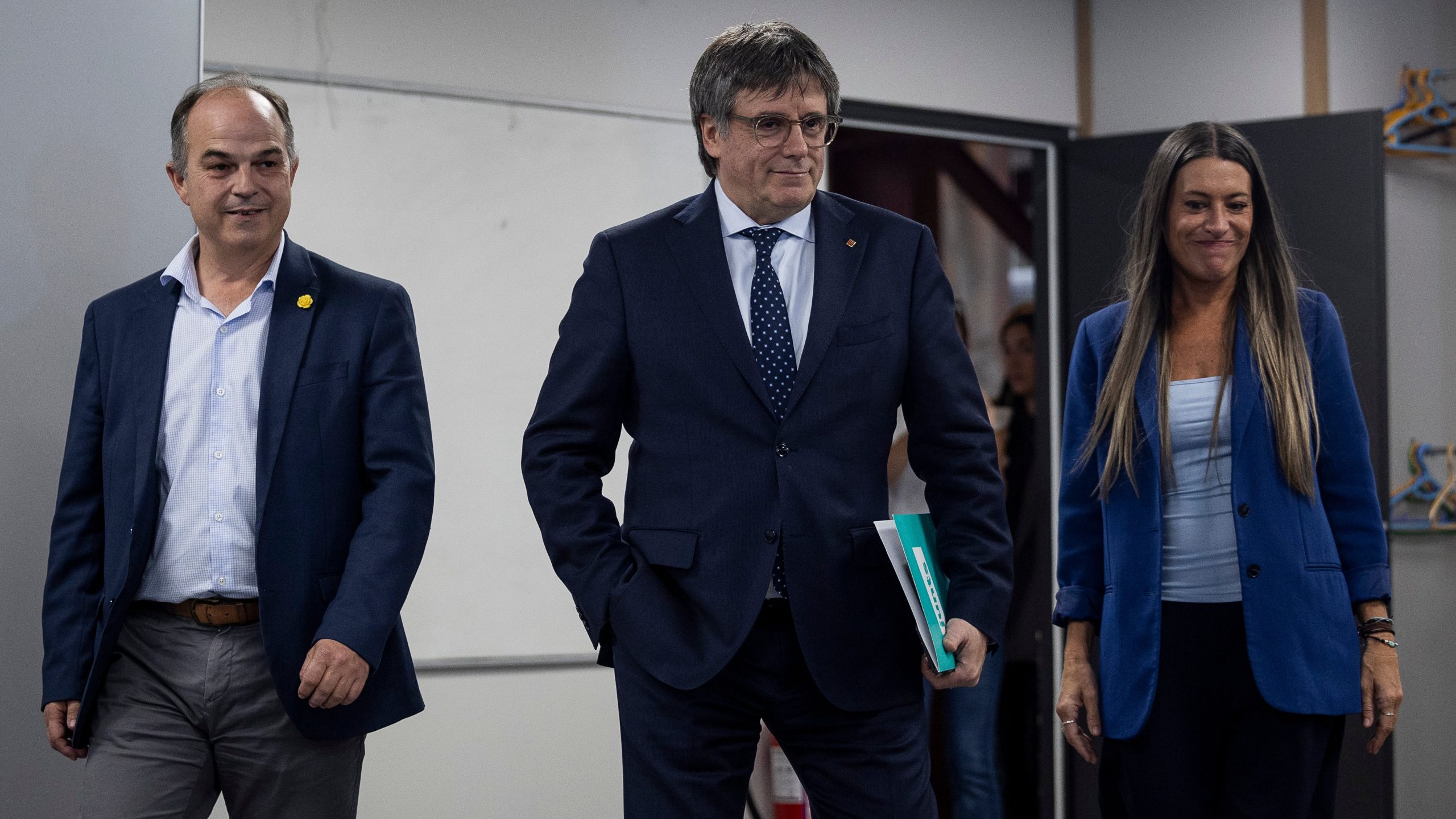 El presidente de Junts, Carles Puigdemont, junto con los diputados Jordi Turull y Míriam Nogueras, en una imagen de archivo.