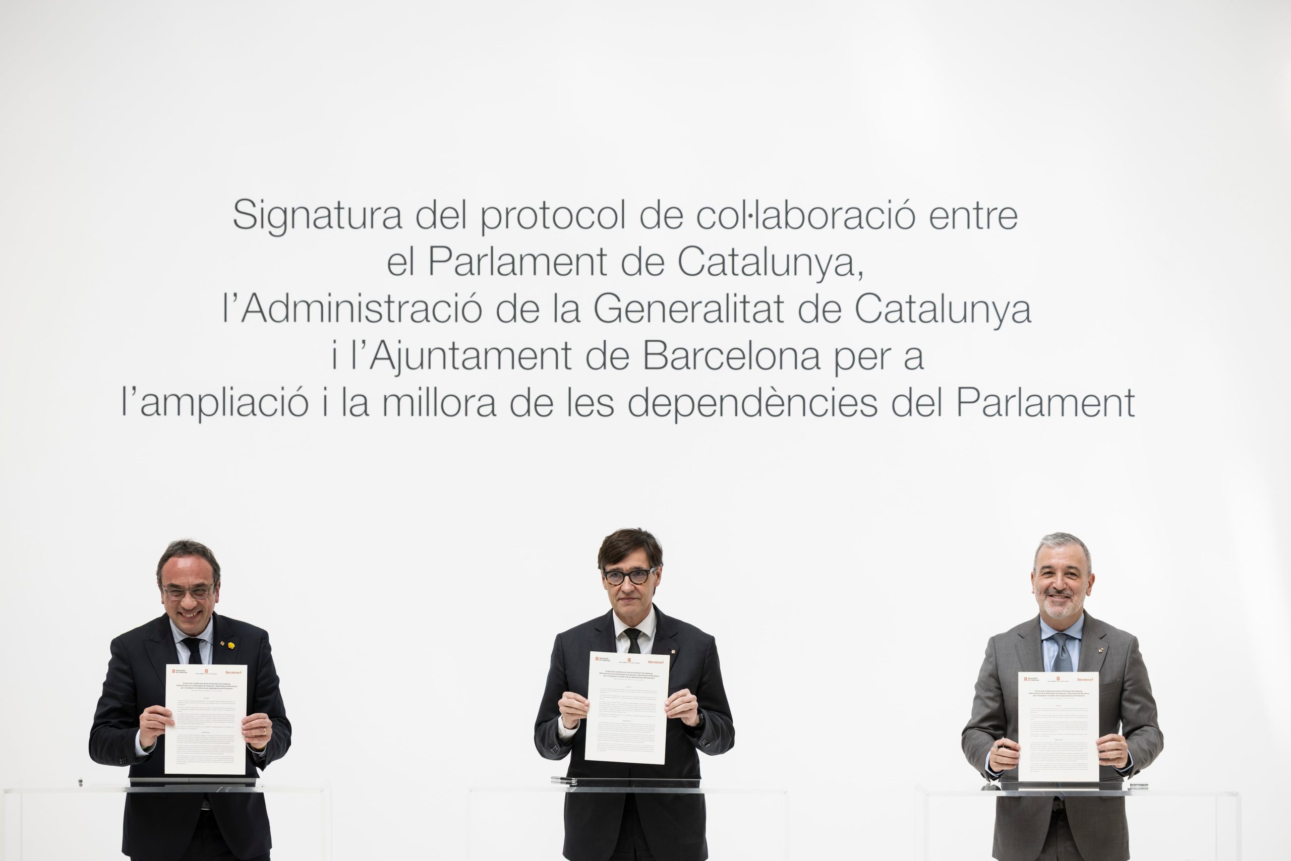 El presidente del Parlament, Josep Rull, el president de la Generalitat de Cataluña Salvador Illa y el alcalde de Barcelona Jaume Collboni firmando el protocolo de ampliación del edificio. 