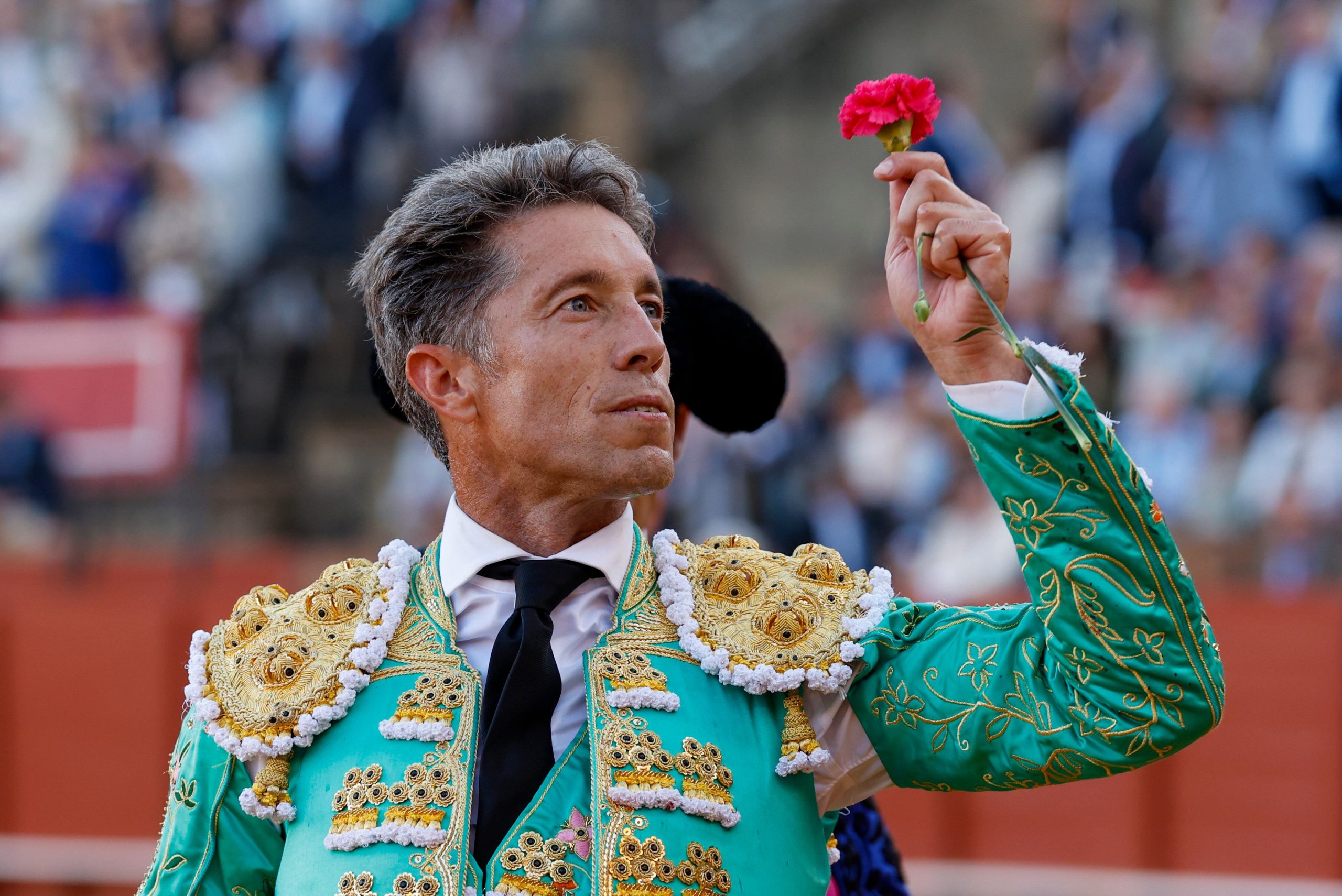 Manuel Escribano saluda al público durante la vuelta al ruedo tras la muerte del cuarto toro.