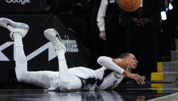 La tremenda caída de cara del gigante Victor Wembanyama que estremeció los Playoffs de la NBA