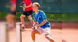 Increíble desenlace en un torneo junior: ganó el partido, revoleó la raqueta para celebrar y lo descalificaron