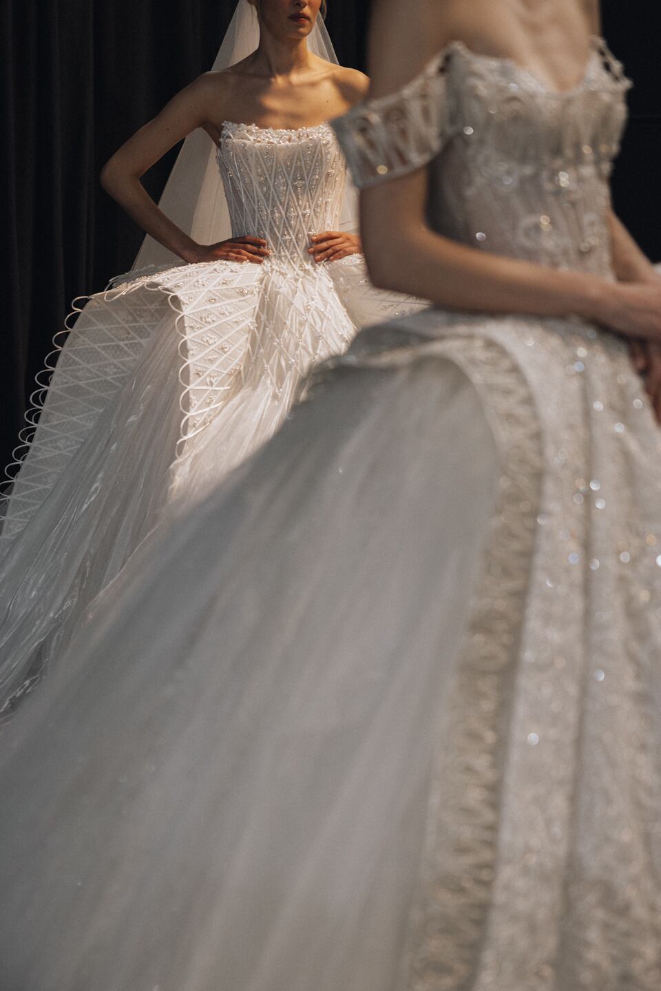 Las propuestas de los diseñadores reflejan un cambio de mentalidad, con novias que buscan diseños más personales y arriesgados.